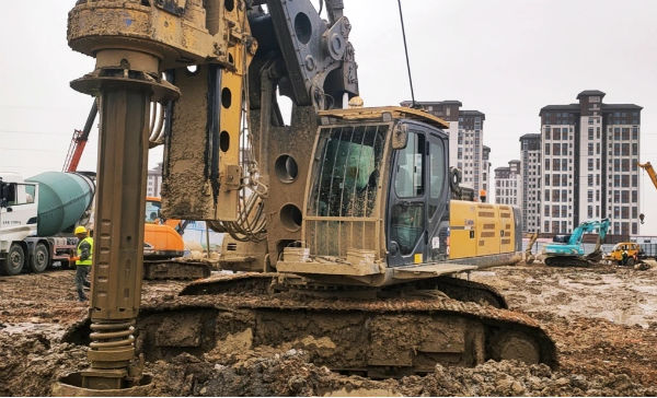 深圳大樁、深樁施工，徐工大噸位旋挖機(jī)展風(fēng)采.jpg